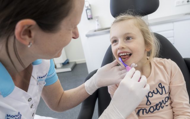 Kind In de behandelstoel bij Mondhygiëniste Cindy van den Kerkhof